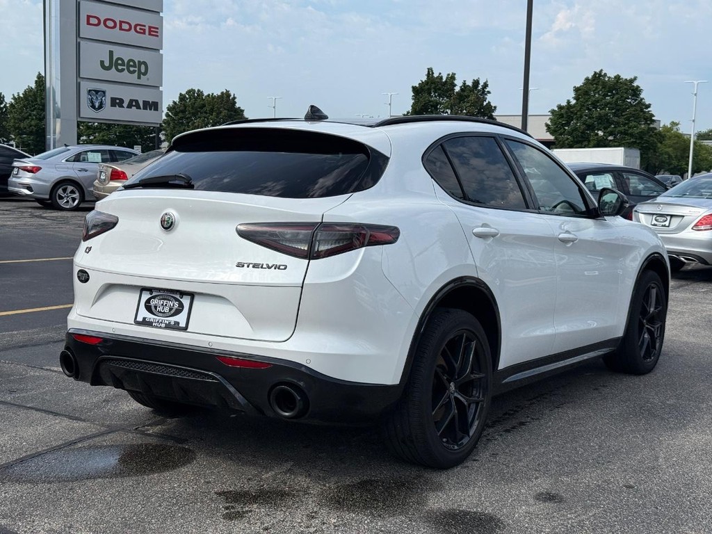 Alfa Romeo Stelvio Vehicle Full-screen Gallery Image 03