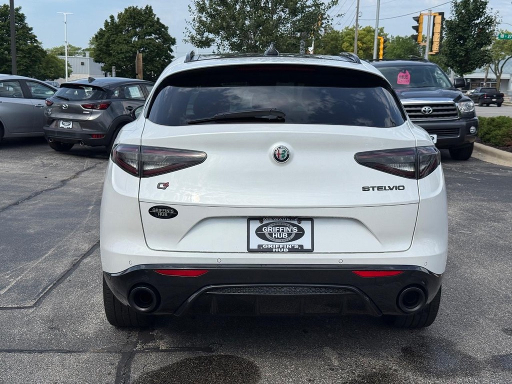 Alfa Romeo Stelvio Vehicle Full-screen Gallery Image 04