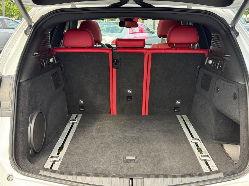 Alfa Romeo Stelvio Vehicle Full-screen Gallery Image 05
