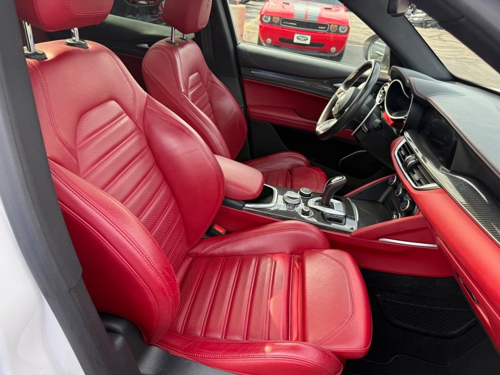 Alfa Romeo Stelvio Vehicle Full-screen Gallery Image 06