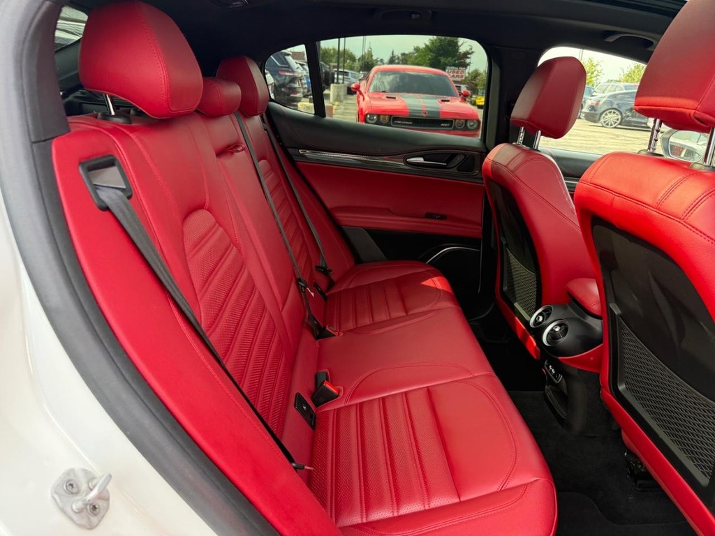 Alfa Romeo Stelvio Vehicle Full-screen Gallery Image 07