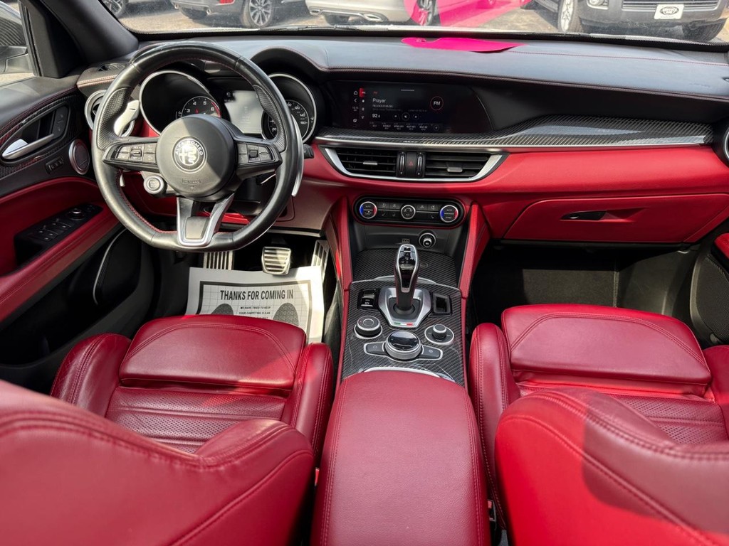 Alfa Romeo Stelvio Vehicle Full-screen Gallery Image 08