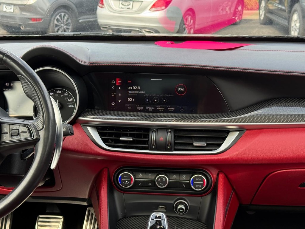 Alfa Romeo Stelvio Vehicle Full-screen Gallery Image 09