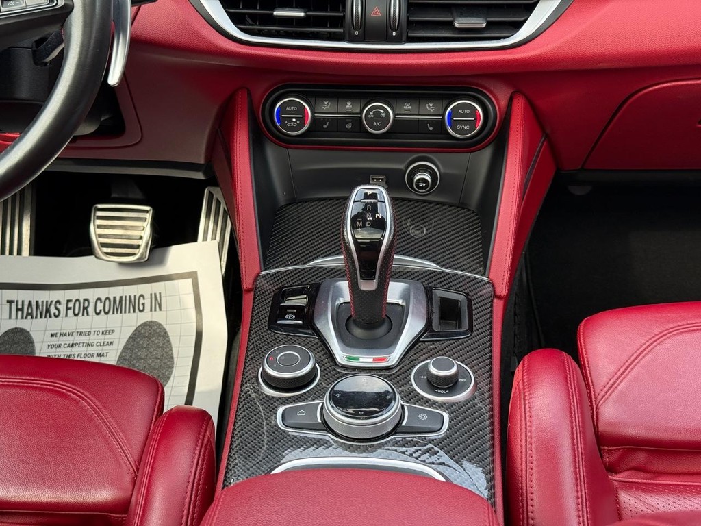 Alfa Romeo Stelvio Vehicle Full-screen Gallery Image 10