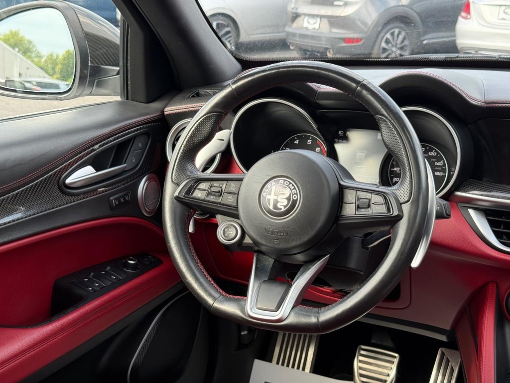 Alfa Romeo Stelvio Vehicle Full-screen Gallery Image 11