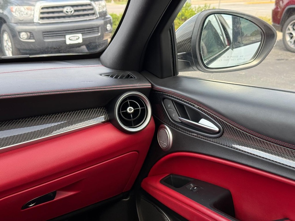 Alfa Romeo Stelvio Vehicle Full-screen Gallery Image 12