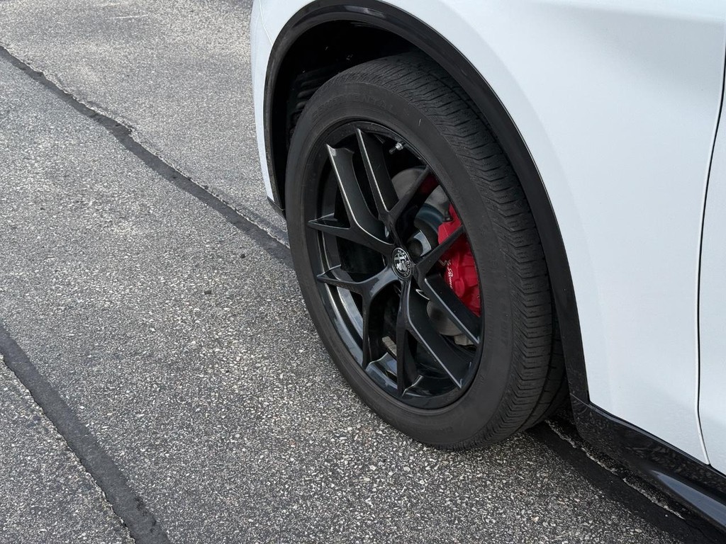 Alfa Romeo Stelvio Vehicle Full-screen Gallery Image 13