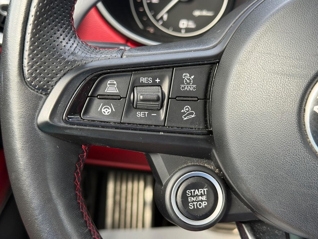 Alfa Romeo Stelvio Vehicle Full-screen Gallery Image 14