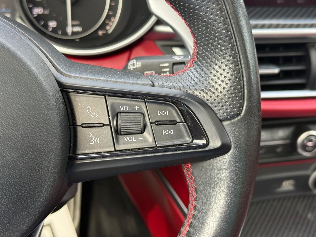Alfa Romeo Stelvio Vehicle Full-screen Gallery Image 15