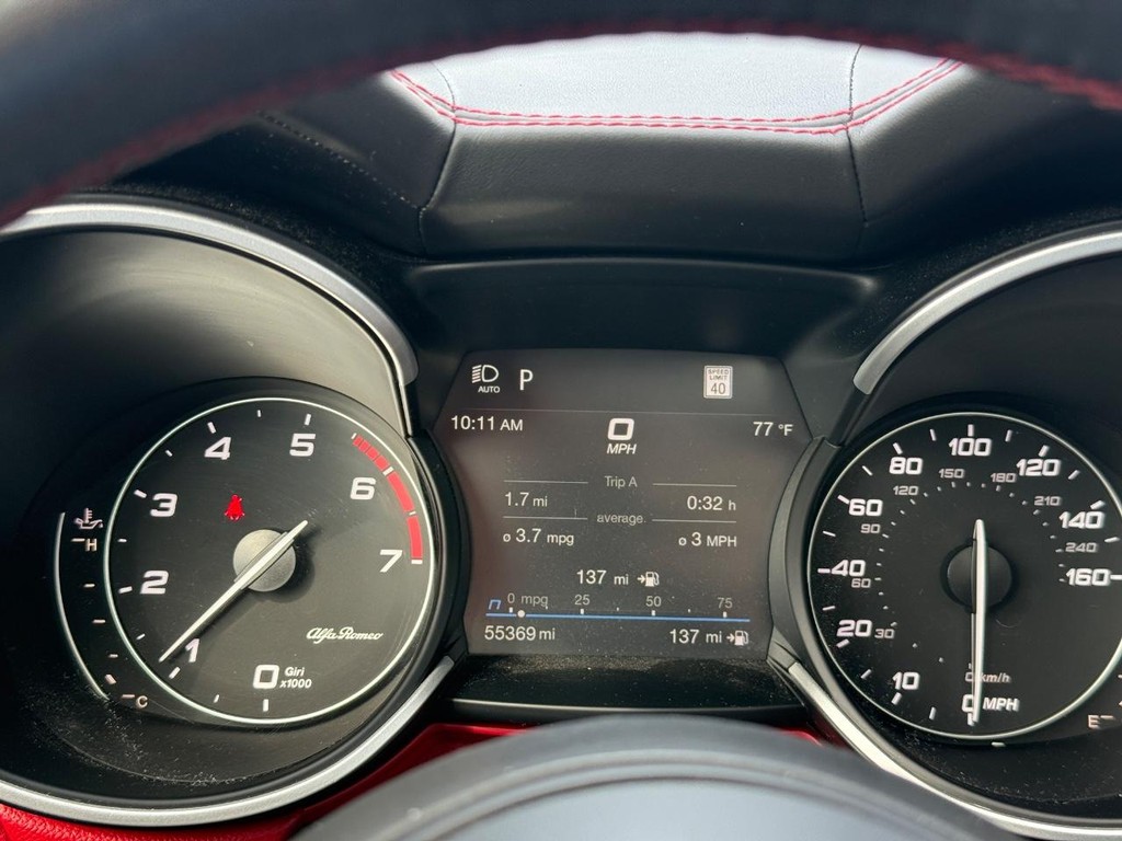 Alfa Romeo Stelvio Vehicle Full-screen Gallery Image 16