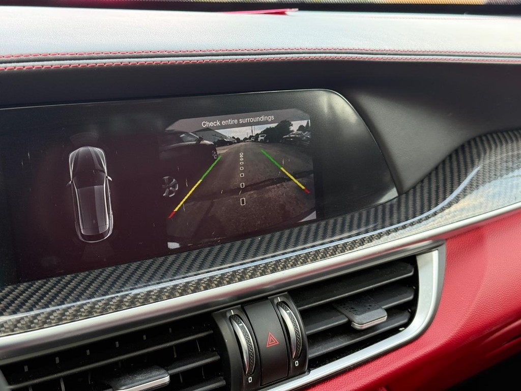 Alfa Romeo Stelvio Vehicle Full-screen Gallery Image 17