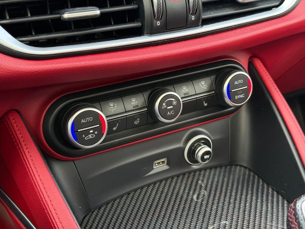 Alfa Romeo Stelvio Vehicle Full-screen Gallery Image 18