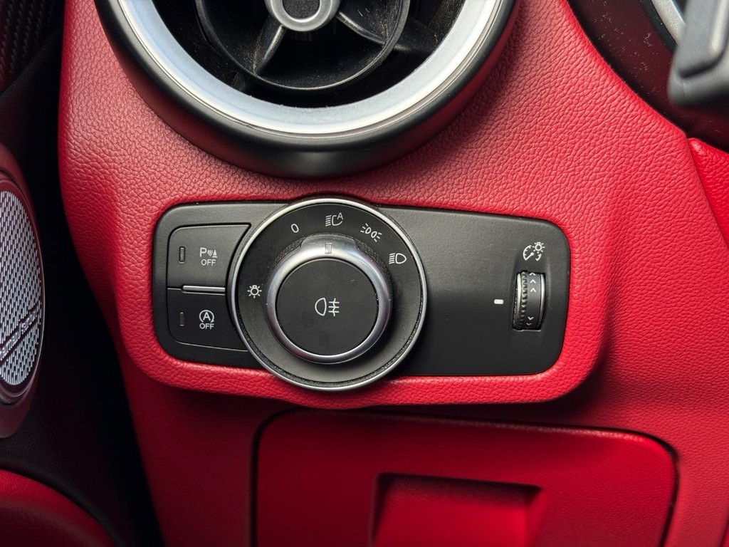 Alfa Romeo Stelvio Vehicle Full-screen Gallery Image 20