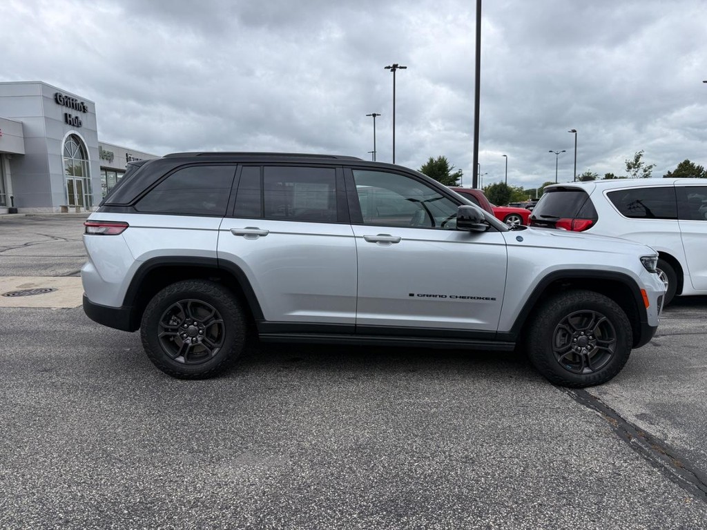 Jeep Grand Cherokee 4xe Vehicle Full-screen Gallery Image 02