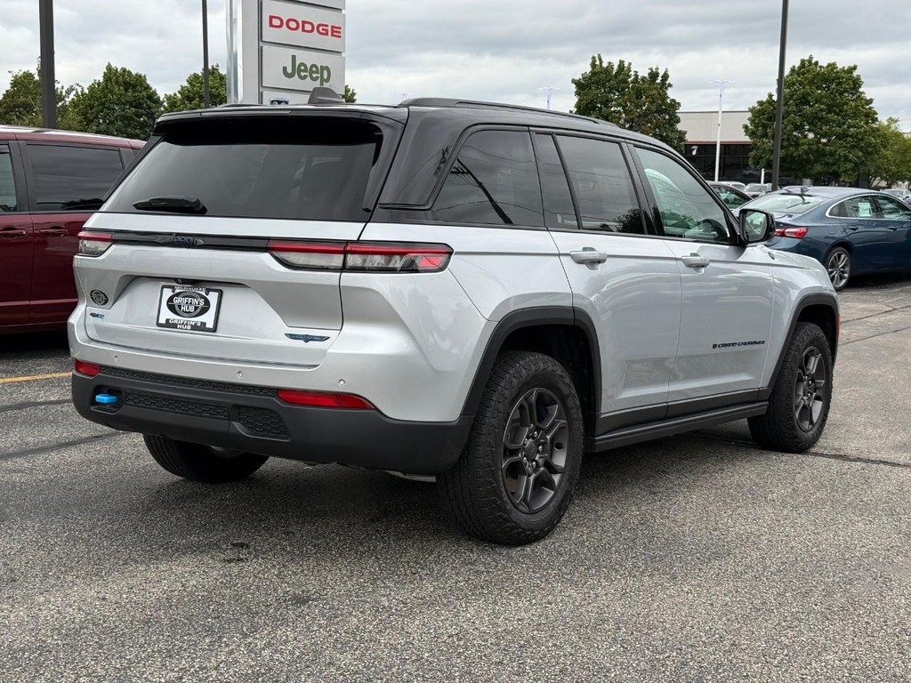 Jeep Grand Cherokee 4xe Vehicle Full-screen Gallery Image 03