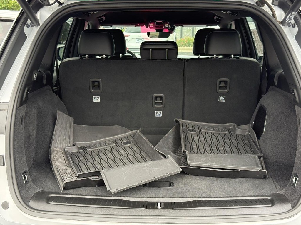 Jeep Grand Cherokee 4xe Vehicle Full-screen Gallery Image 05