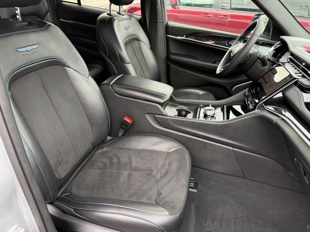 Jeep Grand Cherokee 4xe Vehicle Full-screen Gallery Image 06