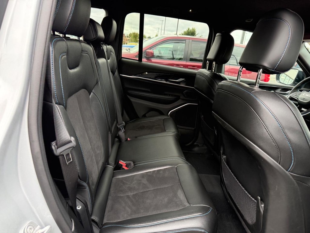 Jeep Grand Cherokee 4xe Vehicle Full-screen Gallery Image 07