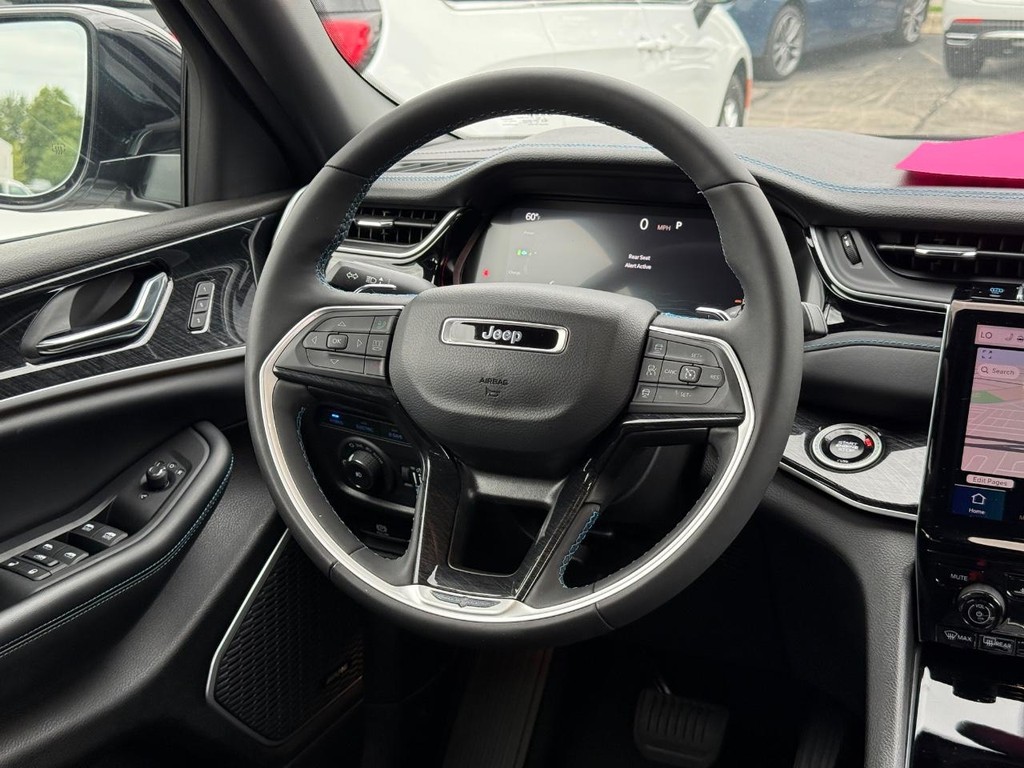 Jeep Grand Cherokee 4xe Vehicle Full-screen Gallery Image 11