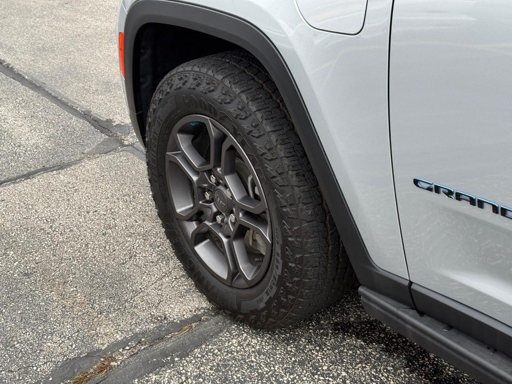 Jeep Grand Cherokee 4xe Vehicle Full-screen Gallery Image 13