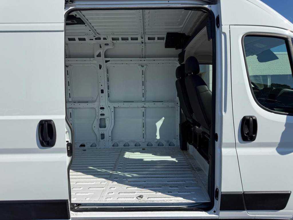 Ram ProMaster Cargo Van Vehicle Full-screen Gallery Image 11