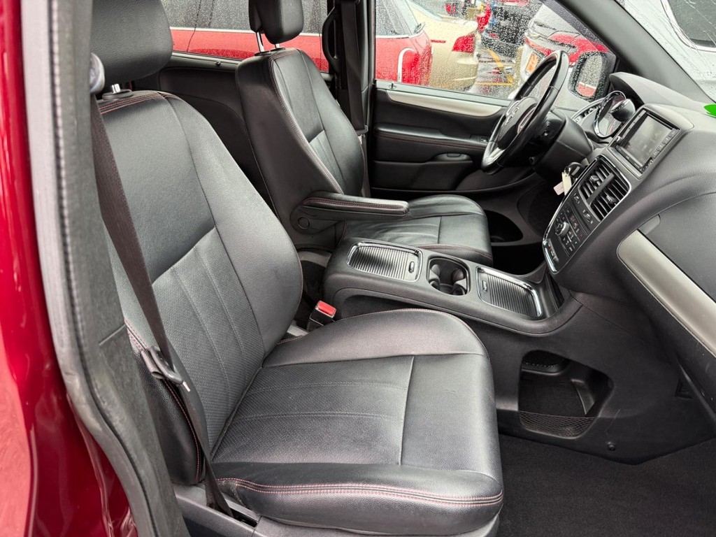 Dodge Grand Caravan Vehicle Full-screen Gallery Image 06