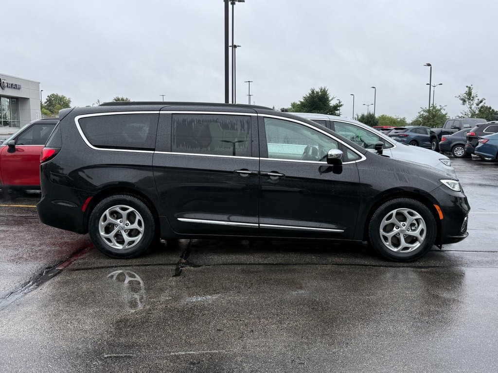 Chrysler Pacifica Vehicle Full-screen Gallery Image 02