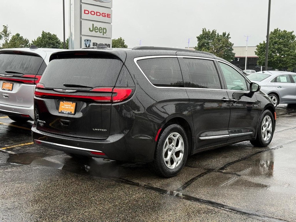 Chrysler Pacifica Vehicle Full-screen Gallery Image 03