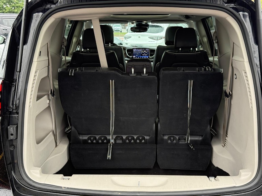 Chrysler Pacifica Vehicle Full-screen Gallery Image 05