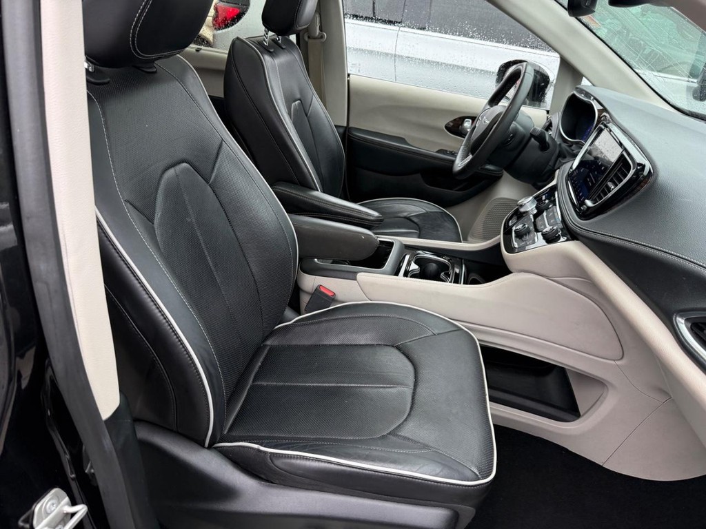 Chrysler Pacifica Vehicle Full-screen Gallery Image 06