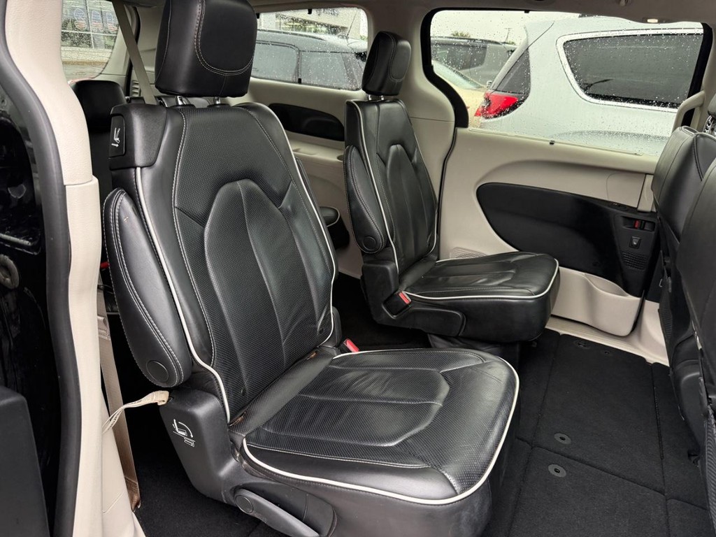 Chrysler Pacifica Vehicle Full-screen Gallery Image 07