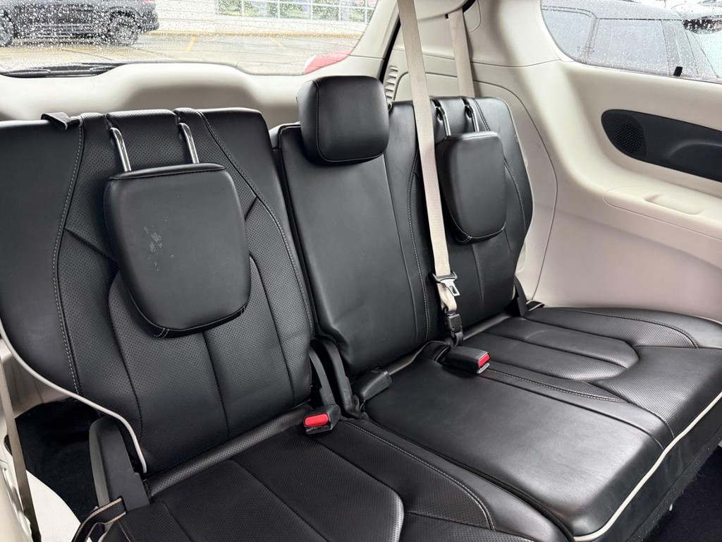 Chrysler Pacifica Vehicle Full-screen Gallery Image 08
