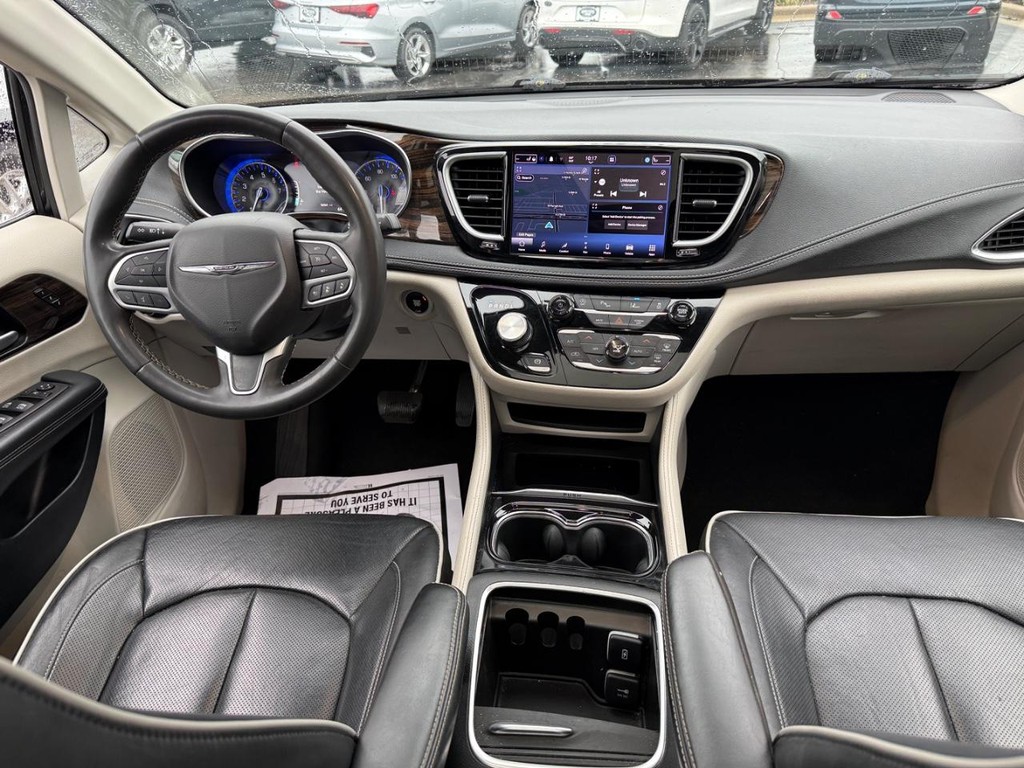 Chrysler Pacifica Vehicle Full-screen Gallery Image 09