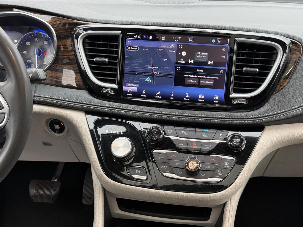 Chrysler Pacifica Vehicle Full-screen Gallery Image 10