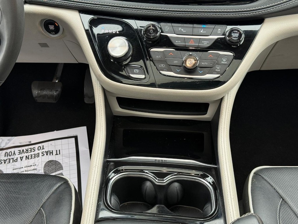 Chrysler Pacifica Vehicle Full-screen Gallery Image 11