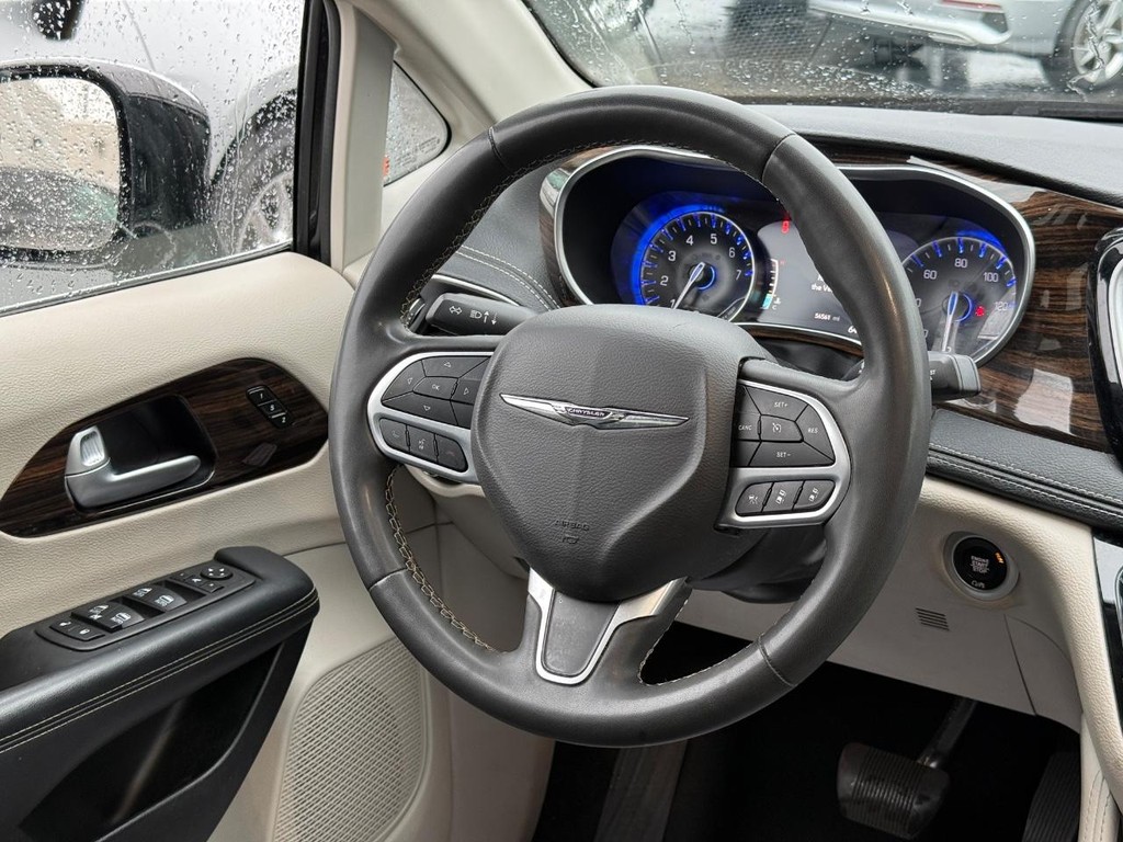Chrysler Pacifica Vehicle Full-screen Gallery Image 12