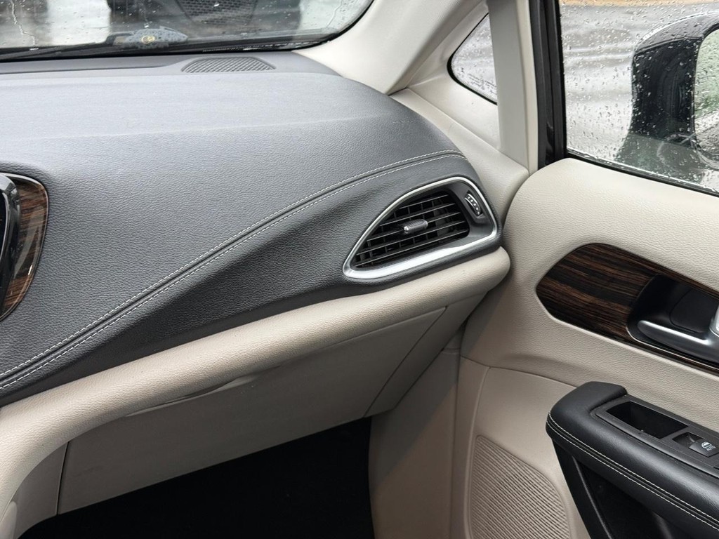 Chrysler Pacifica Vehicle Full-screen Gallery Image 13