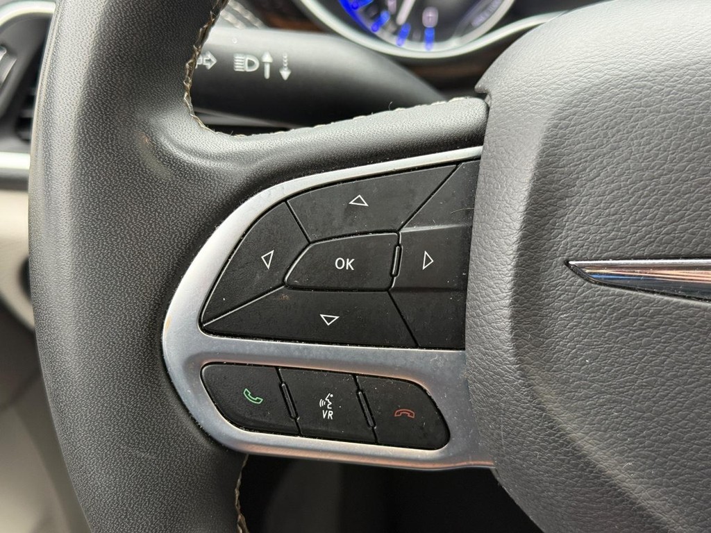 Chrysler Pacifica Vehicle Full-screen Gallery Image 15