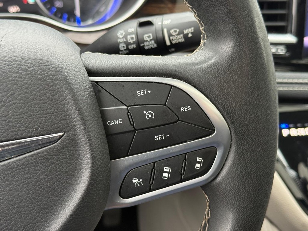 Chrysler Pacifica Vehicle Full-screen Gallery Image 16