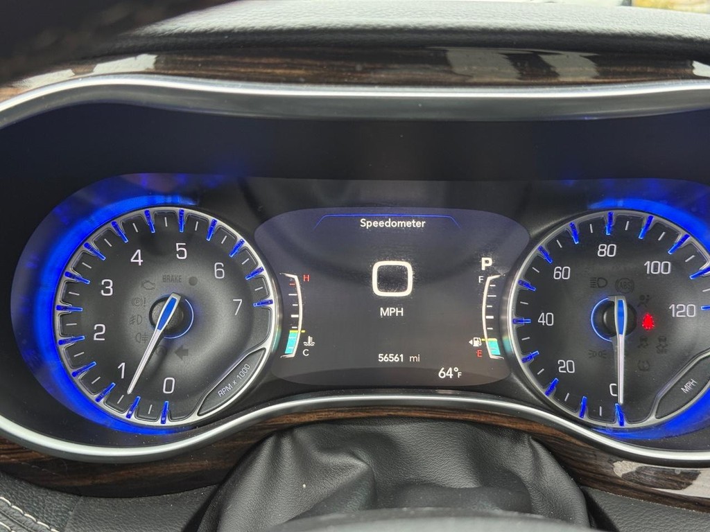 Chrysler Pacifica Vehicle Full-screen Gallery Image 17