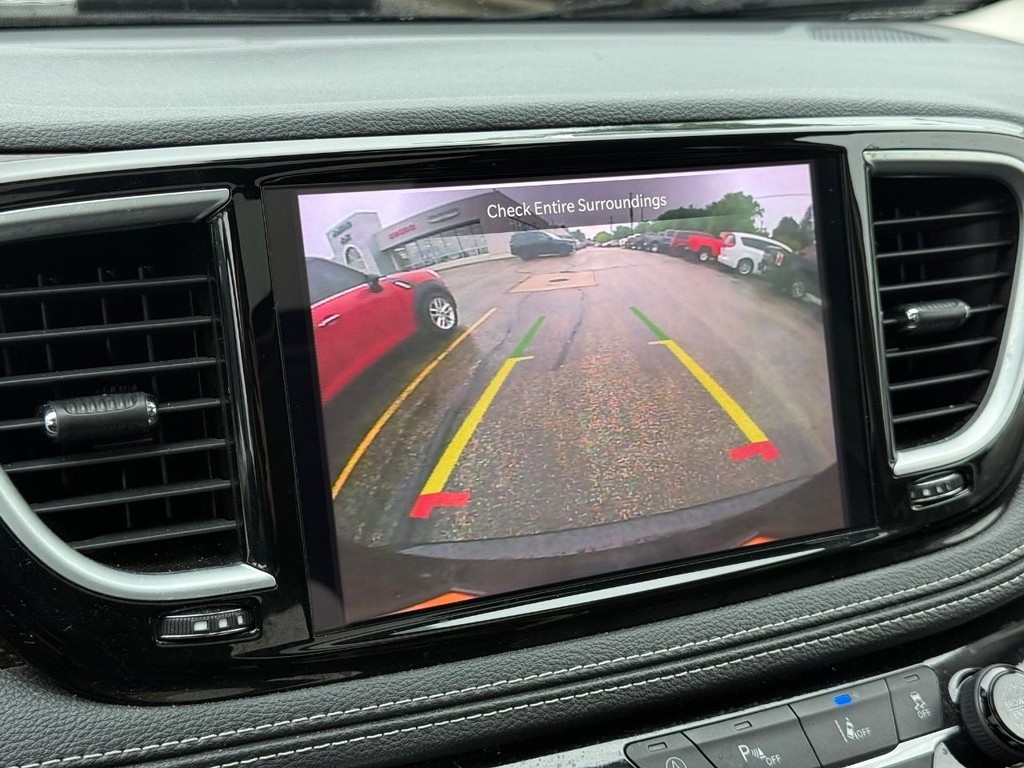 Chrysler Pacifica Vehicle Full-screen Gallery Image 18
