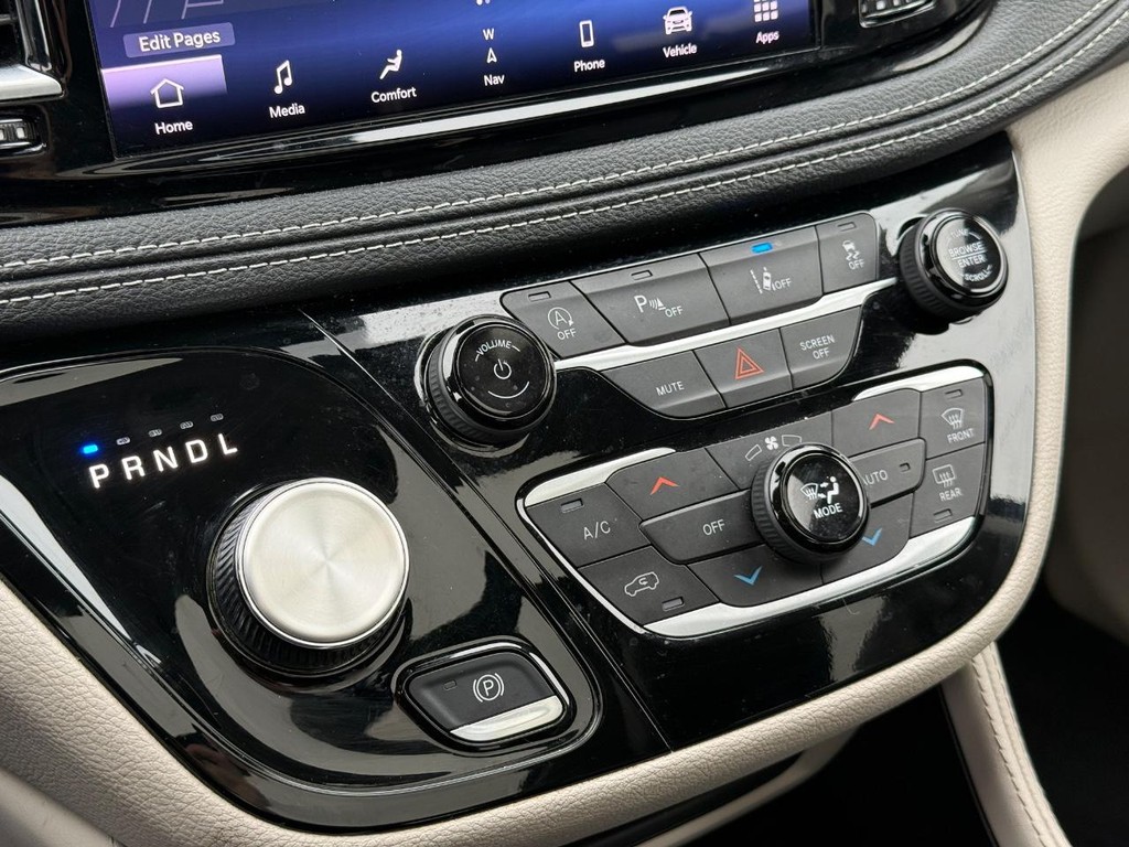Chrysler Pacifica Vehicle Full-screen Gallery Image 19