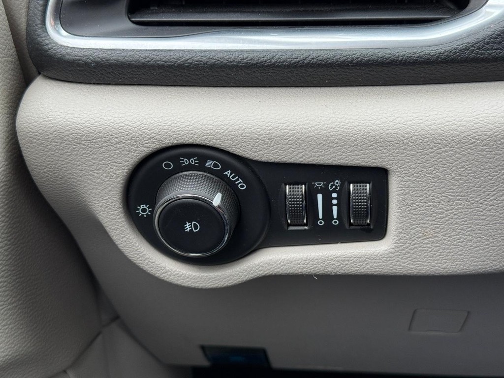 Chrysler Pacifica Vehicle Full-screen Gallery Image 21