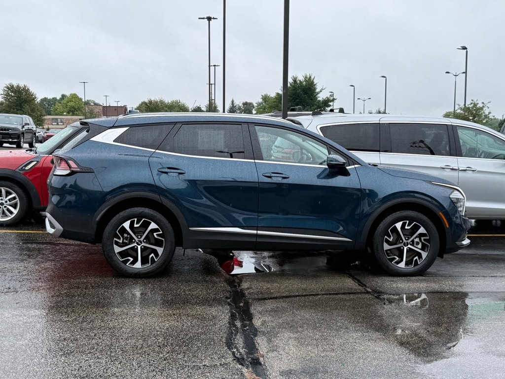 Kia Sportage Hybrid Vehicle Full-screen Gallery Image 02