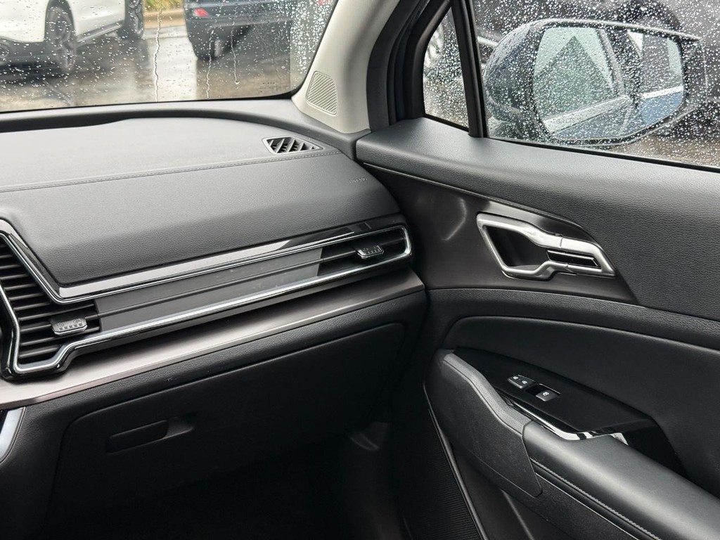 Kia Sportage Hybrid Vehicle Full-screen Gallery Image 12