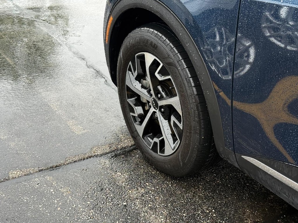 Kia Sportage Hybrid Vehicle Full-screen Gallery Image 13