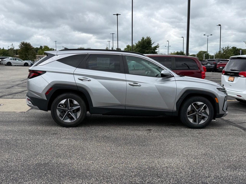 Hyundai Tucson Vehicle Full-screen Gallery Image 02