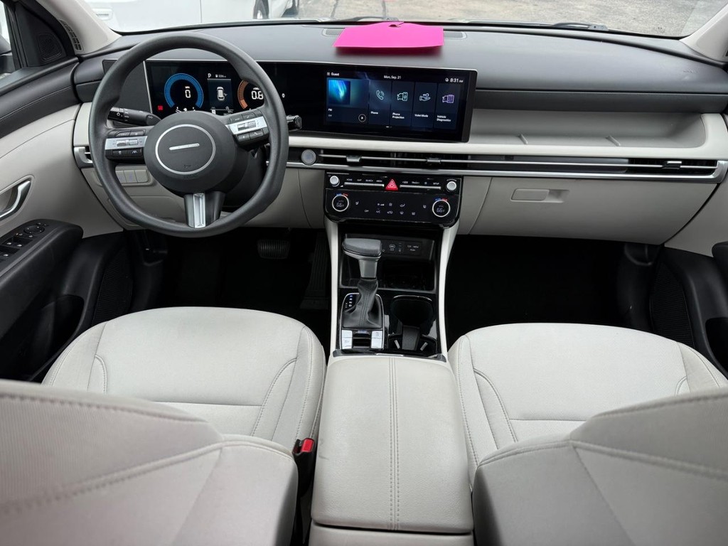 Hyundai Tucson Vehicle Full-screen Gallery Image 08