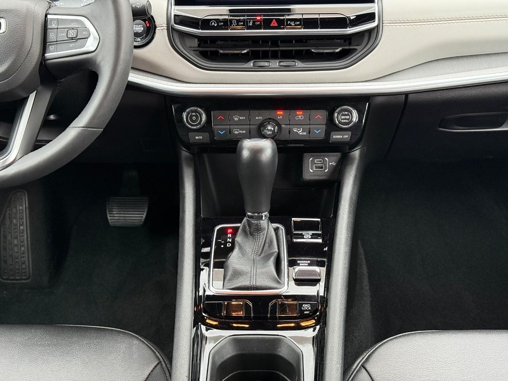 Jeep Compass Vehicle Full-screen Gallery Image 10