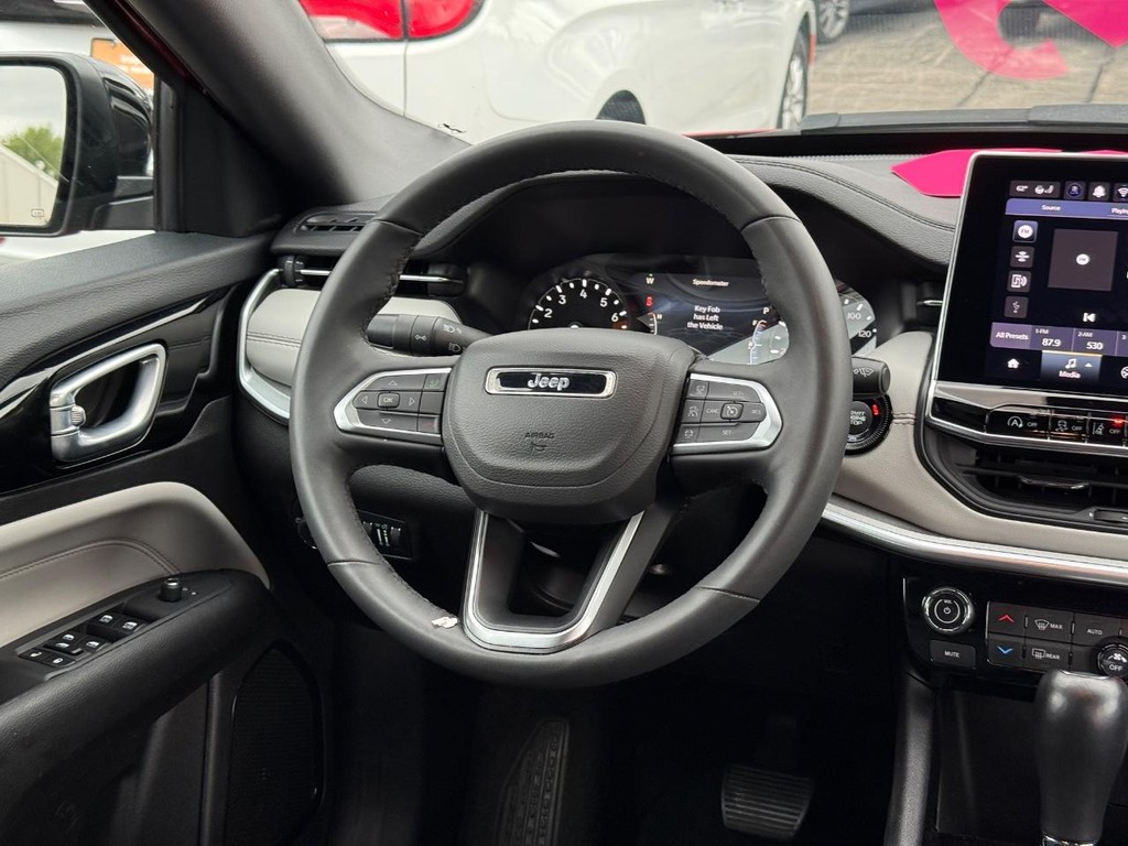 Jeep Compass Vehicle Full-screen Gallery Image 11